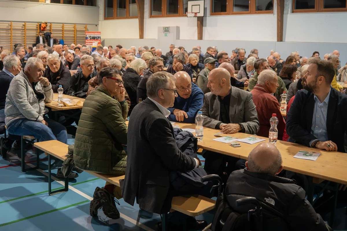 Vor allem Befürworter des Autobahnausbaus fanden den Weg in die Landihalle. Man sieht voll besetzte Festbänke in der Ustermer Landihalle.